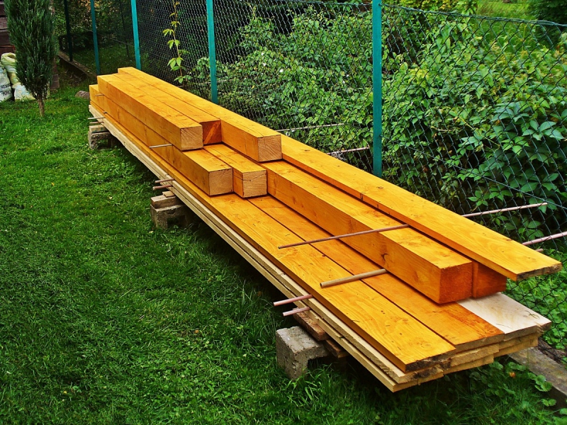 menuisier-MONS-min_boards_the_rafters_joinery_tree_painting_wood_colored_paint-871508