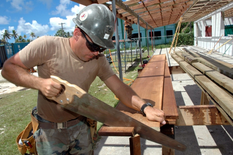 menuisier-MONS-min_worker_construction_building_carpenter_male_job_build_helmet-893290